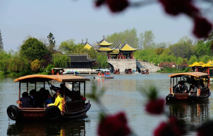 杭州西湖今起有序开放 游客需要戴口罩入园参观