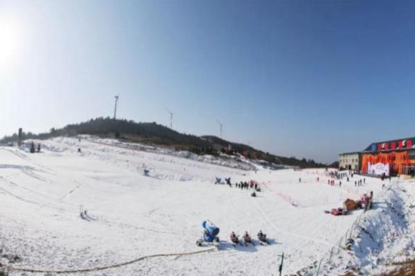 重庆云阳龙缸滑雪场开放时间及滑雪价格