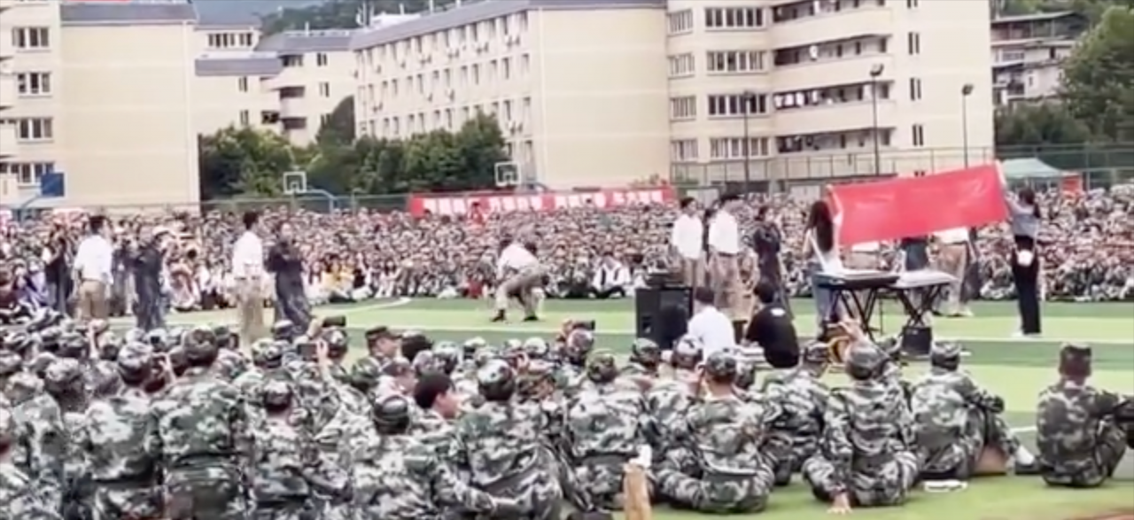 四川某大学军训期间舞蹈表演曝光，因太过性感惹争议，学校回应
