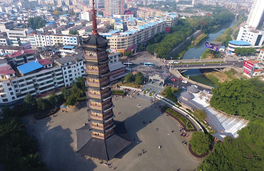 赣州市信丰县县城的“江南第一高塔”——大圣寺塔，建于北宋治平元年(公元1064年)，为平面六角形九级楼阁式砖塔，塔高66.45米。  视觉中国 图
