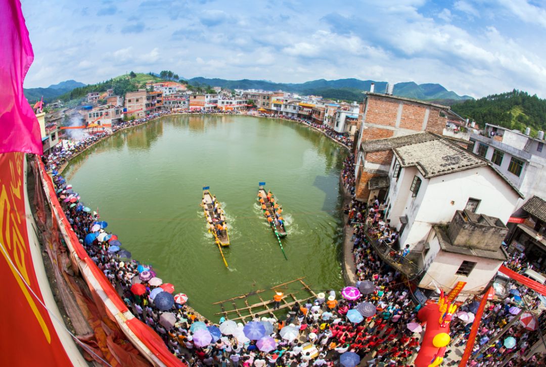 2019年的龙南杨村太平堡龙船盛会。         龙南发布 图