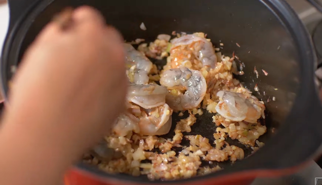 Florita Alves制作菜肴 《2021年可持续美食烹调日——传承澳门土生菜》短片截图 
