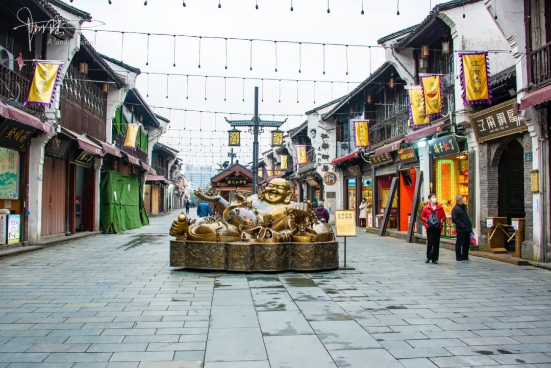 它曾经是杭州的商业中心，如今成为一条能体现历史文化风貌的街道