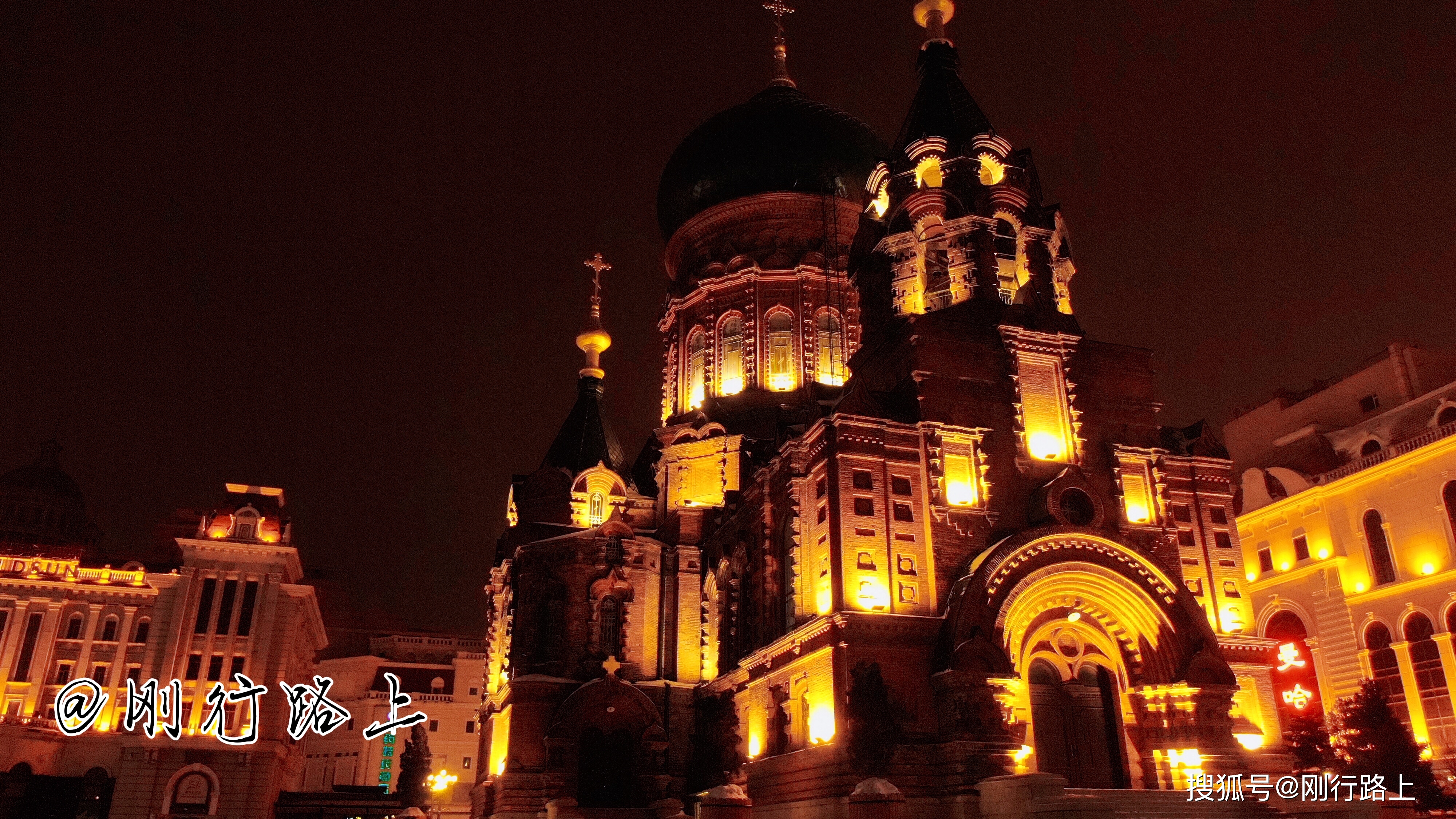 索菲亚教堂广场，夜色下的建筑景观更让人着迷